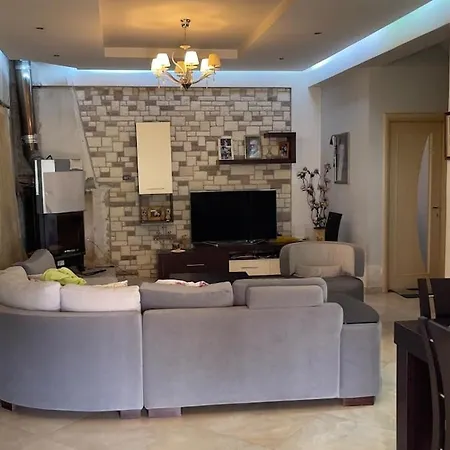 ヴィラ A Two-story Located On The Outskirts Of Vlorë